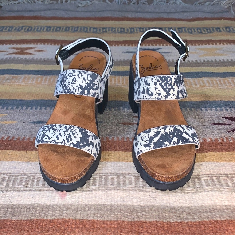 Zodiac Wide Heel Sandal, Black and white print straps, size 7 1/2